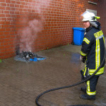 Ebstorfer Brandschützer rücken zum Mülltonnenbrand aus