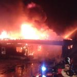 Großfeuer vernichtet Lagerhalle einer Mineralölgesellschaft