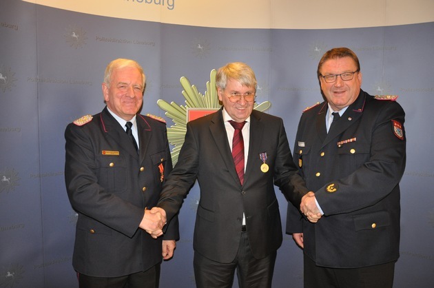 Polizeipräsident Friedrich Niehörster (mi.) gratuliert und dankt dem scheidenden Regierungsbrandmeister Uwe Schulz (li.) und dem zukünftigen Regierungsbrandmeister Dieter Ruschenbusch (re.)