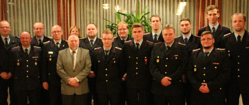 Das Foto zeigt alle Gewählten und Beförderten sowie folgende Gäste: Stellv. KBM H. Rüger, GemBM W. Ripke, OrtsBM H.-J. Lehmann, Stellv. OrtsBM H. Meyer, Bgm. H. Kalinowski und Stellv. SG-Bgm. A. Niemann