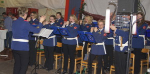 Mit flotten Melodien unterhielt der örtliche Spielmannszug beim Kommers.