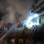 Brennt Dachstuhl eines Reetdachhauses in Hohenbostel