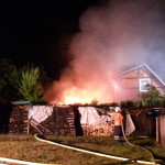 Flammen greifen vom Schuppen auf unbewohntes Wohngebäude über