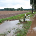Starkregen überflutet Kreisstraße zwischen Ebstorf und Wessenstedt