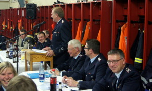 Gut besucht war die traditionelle 2.Jahreshauptversammlung der Feuerwehr Rosche-Prielip, die Wehrchef Gerhard Schulze (am Rednerpult) gewohnt zügig und kurzweilig leitete.