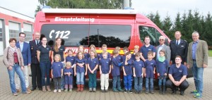 Gründungsfoto der Kinderfeuerwehr mit Ehrengästen