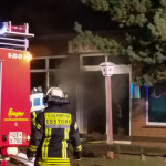 Feuer in Gaststätte - Feuerwehren löschen nächtlichen Schwelbrand und evakuieren Mehrfamilienhaus