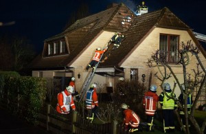 Aufnehmen der Dachpfannen auf der Gebäuderückseite