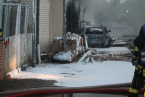 ^Ein vor der Tischlerei abgestelltes Auto wurde ebenfalls ein Raub der Flammen.