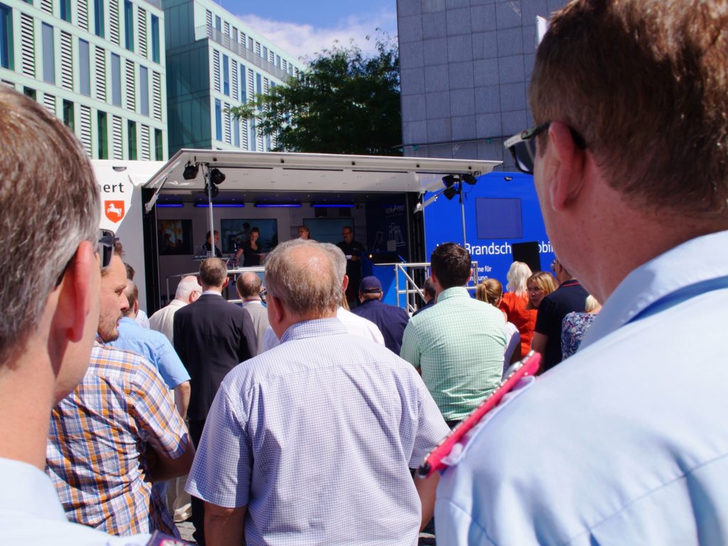 Dicht gedrängt standen die anwesenden VGH-Mitarbeiter, die Vertreter der Feuerwehren sowie die vielen weiteren Gäste vor dem neuen VGH-Brandschutzmobil bei der ofiiziellen Übergabe an den LFV-NDS. (Foto: LFV-NDS Rebmann)
