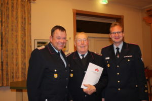 Gerhard Schäfer (mitte, seit 60 Jahren Mitglied der Feuerwehr) mit GemBM Henning Räthke und Stellv. KBM Andre Pieper