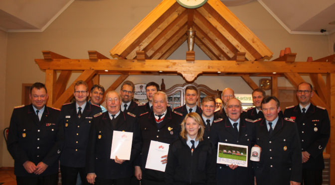 Geehrte und Beförderte Kameraden auf der Generalversammlung der Feuerwehr Oetzen