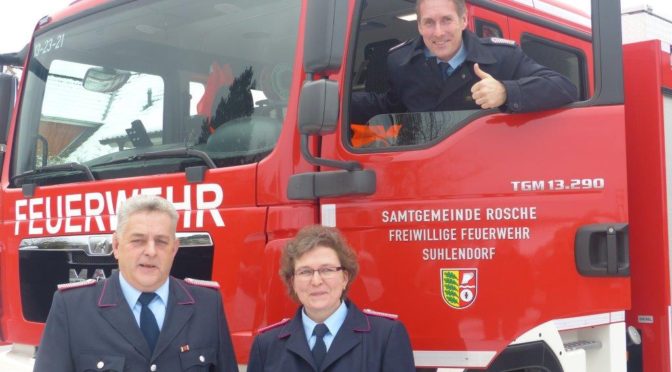 Ortsbrandmeister Andreas Dreyer (oben) und seine beiden Stellvertreter Detlef Brammer und Michaela Sawatzki (unten) mit dem neuen Tanklöschfahrzeug TLF-3000