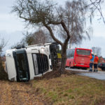 Sattelzug mit Kartoffeln kippt um!