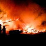 Leerstehende Scheune in nächtlichem Vollbrand