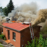 Großfeuer legt Wohnhaus in Schutt und Asche