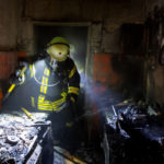 Schreck in den Abendstunden: Küchenbrand schlägt auf Dachgeschoss über