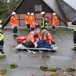 Feuerwehr und DRK üben am Brunnenhof in Kölau