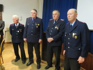Ehrung für 70 Jahre Feuerwehrzugehörigkeit: Friedrich Meyer, Horst Wöbse, Friedrich Warnecke und Jonny Beusse (von links nach rechts).
