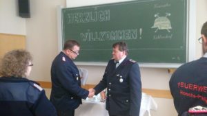GemBM Henning Räthke ehrt den 1. Hauptfeuerwehrmann Andreas Ludolphs mit der FUK Ehrennadel in Gold