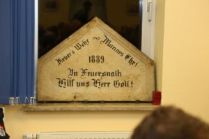Giebelstein des ersten Bevenser Feuerwehrhauses