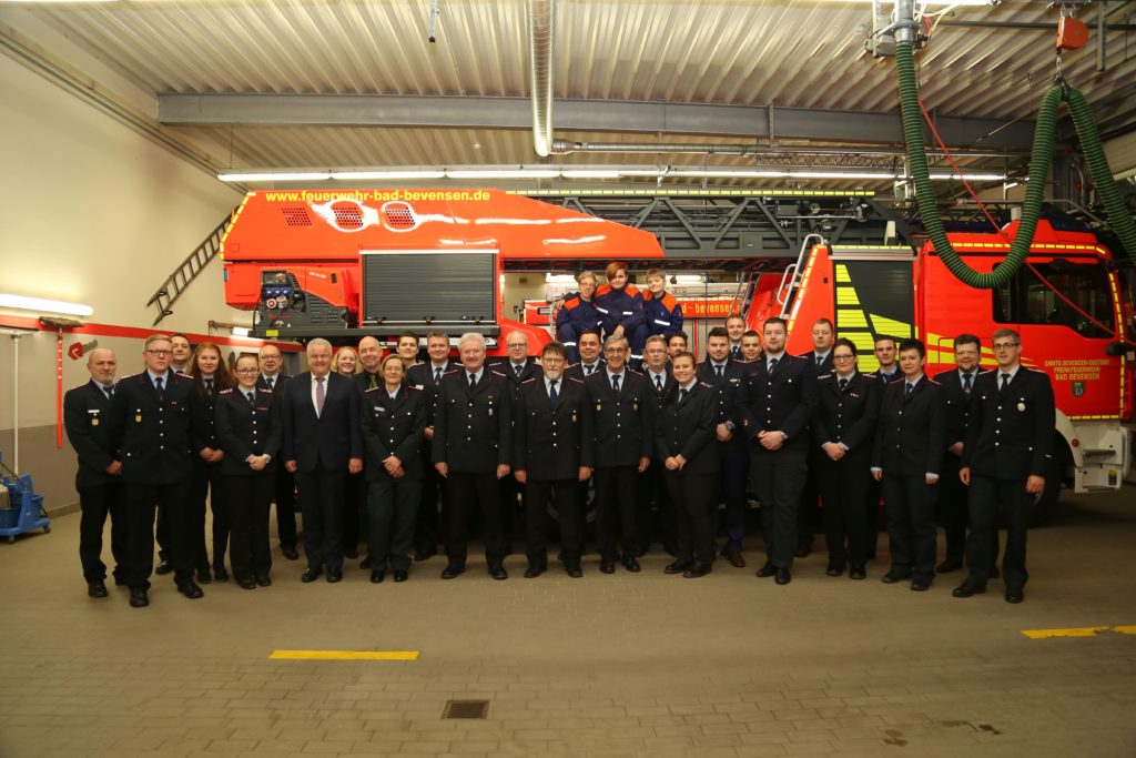 Feuerwehrführung mit Geehrten, Beförderten, Gewählten und Gästen
